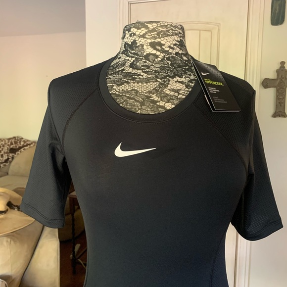 🌺CLOSET CLOSING EVERYTHING MUST GO🌺$23 RETAIL $48🌺NWT NIKE TOP🌺 - Picture 9 of 9